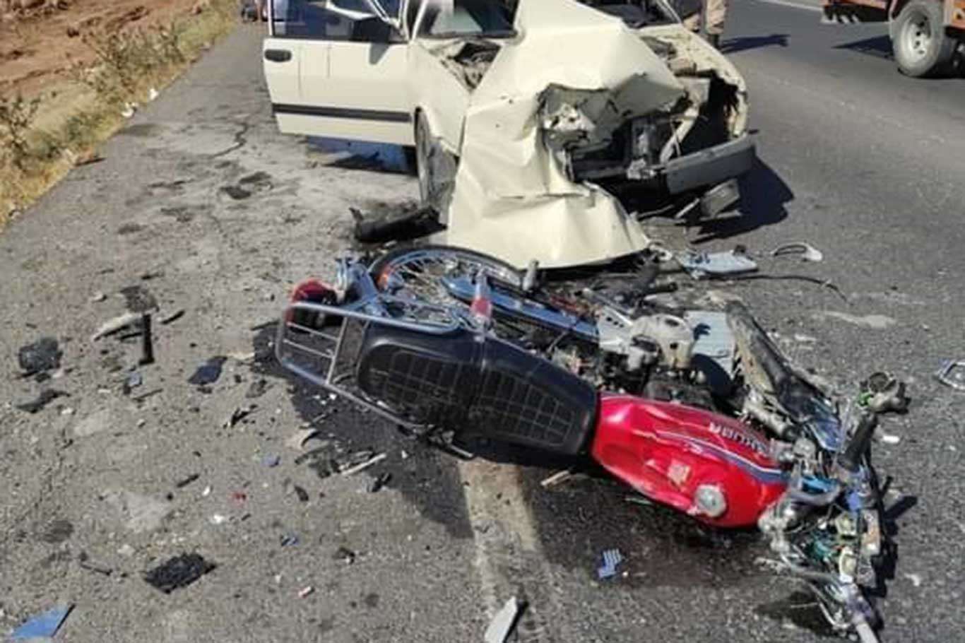 Motosiklet ile otomobil çarpıştı: Bir ölü 2 yaralı